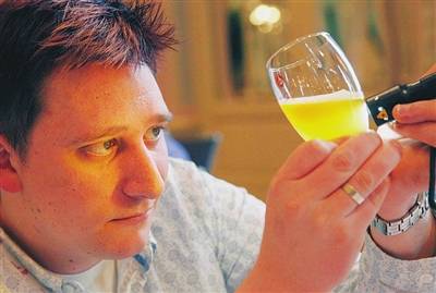 评酒师观察啤酒颜色