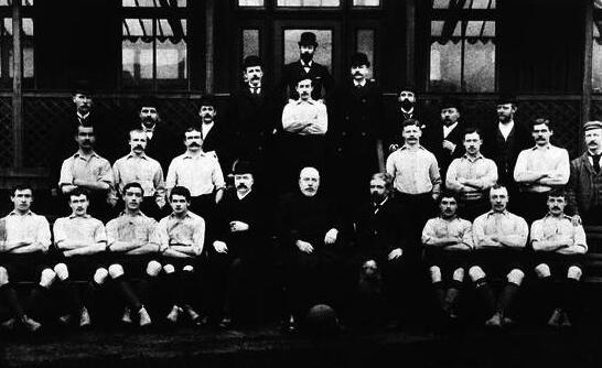 1893年利物浦球队(前排中间即创始人John Houlding)。